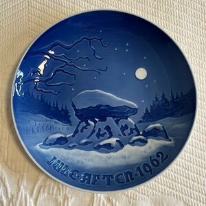 Bing & Grondahl 1962 Jul Aften Christmas plate "Oldtidsminde" snowy rock blue/w